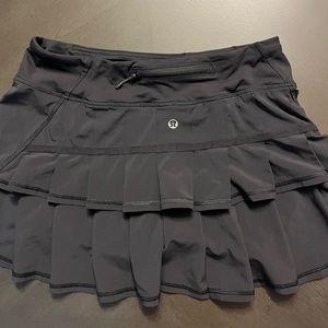 Lulu lemon black skirt with lining size 6